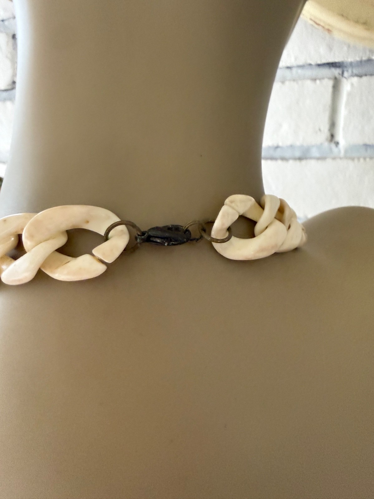 VINTAGE ESTATE CREAM MID CENTURY ACRYLIC RESIN PLASTIC CHUNKY CHAIN NECKLACE 22″