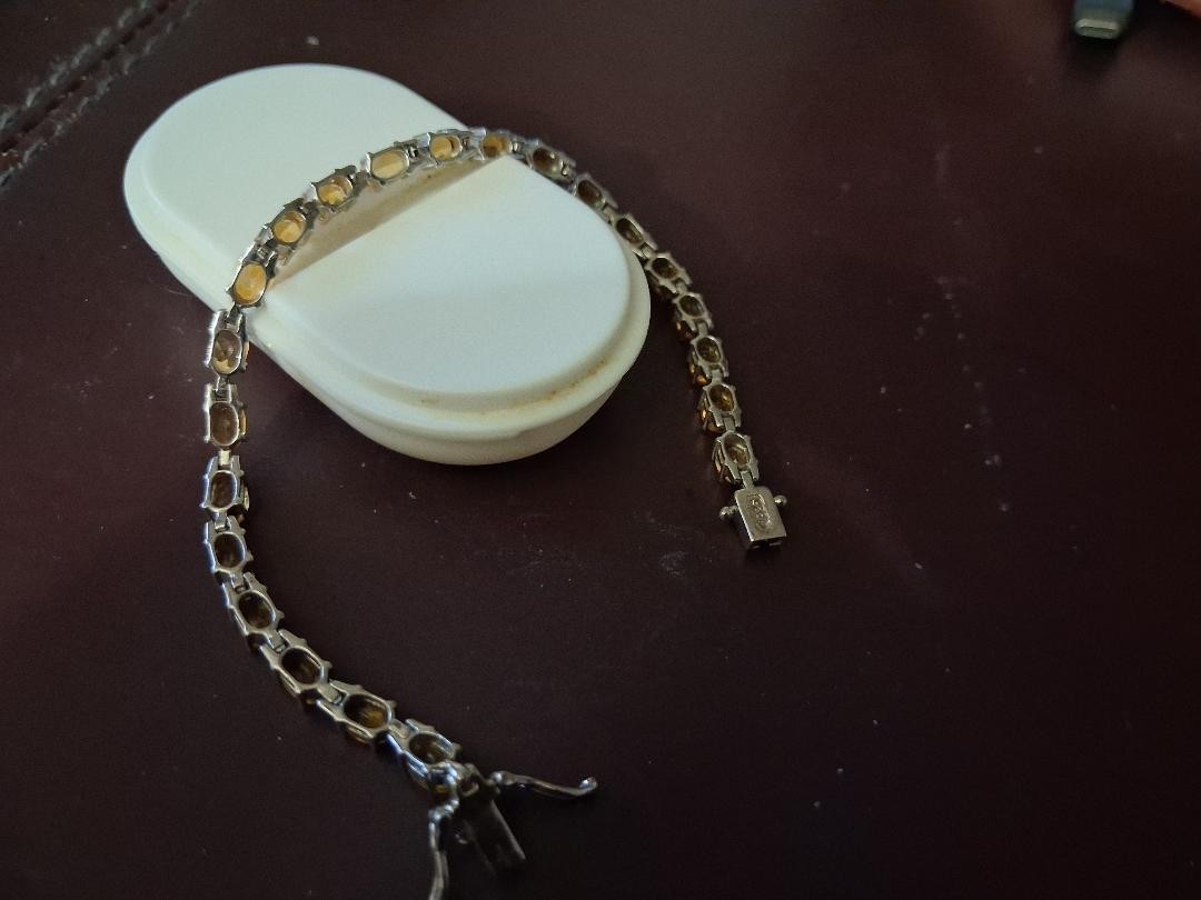 Throwing silver pronget , c I t r I n e link tennis bracelet eight and a half in