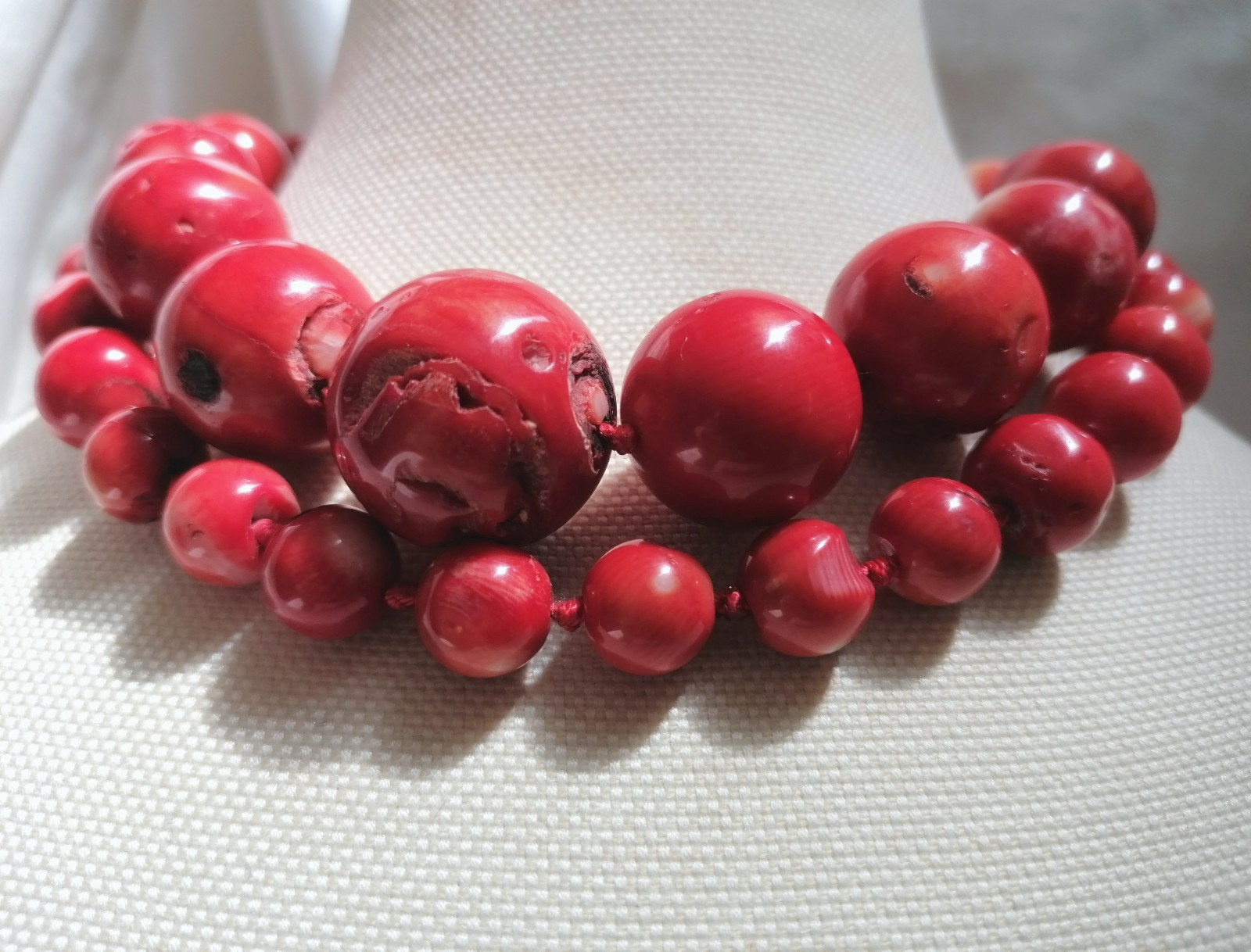SPECTACULAR RED BAMBOO CORAL MAXI BALL CLIMBING NECKLACE, NEW.