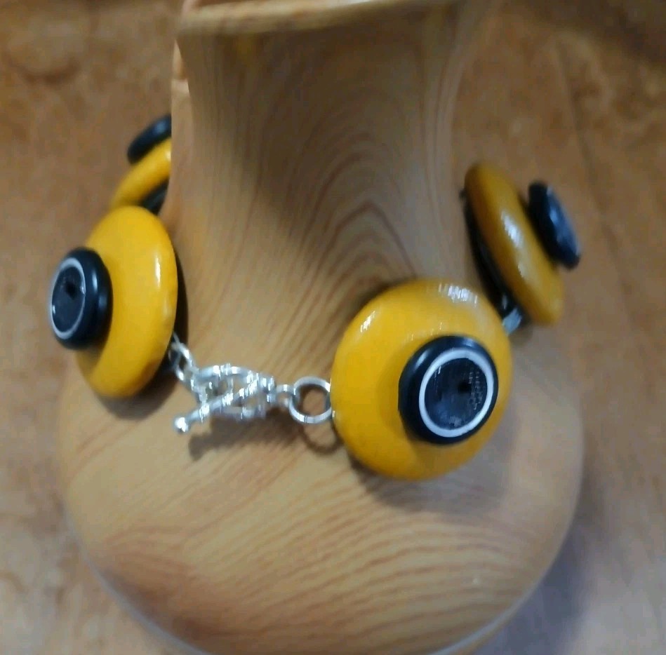 Vintage Mustard Yellow Mixed Material/Metal bottom Button Bracelet 6.5″