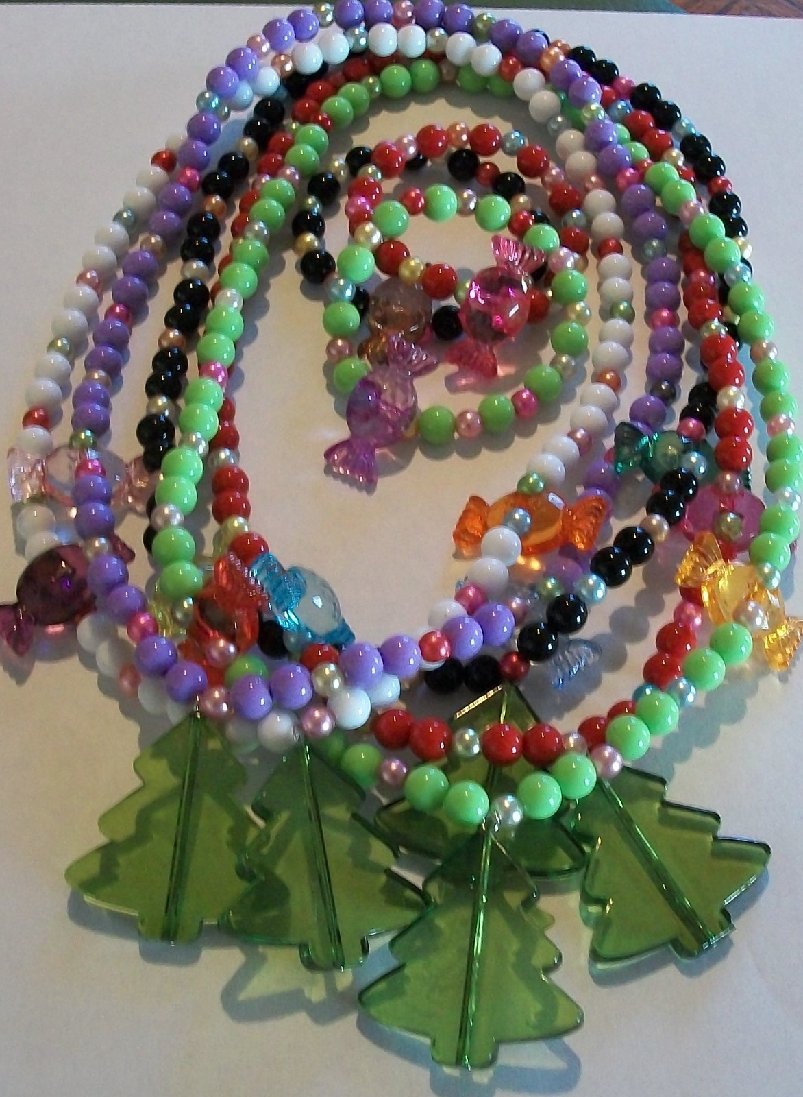 Girl’s Acrylic Stretchy Christmas Necklace & Bracelet Set, choice of 5 colors