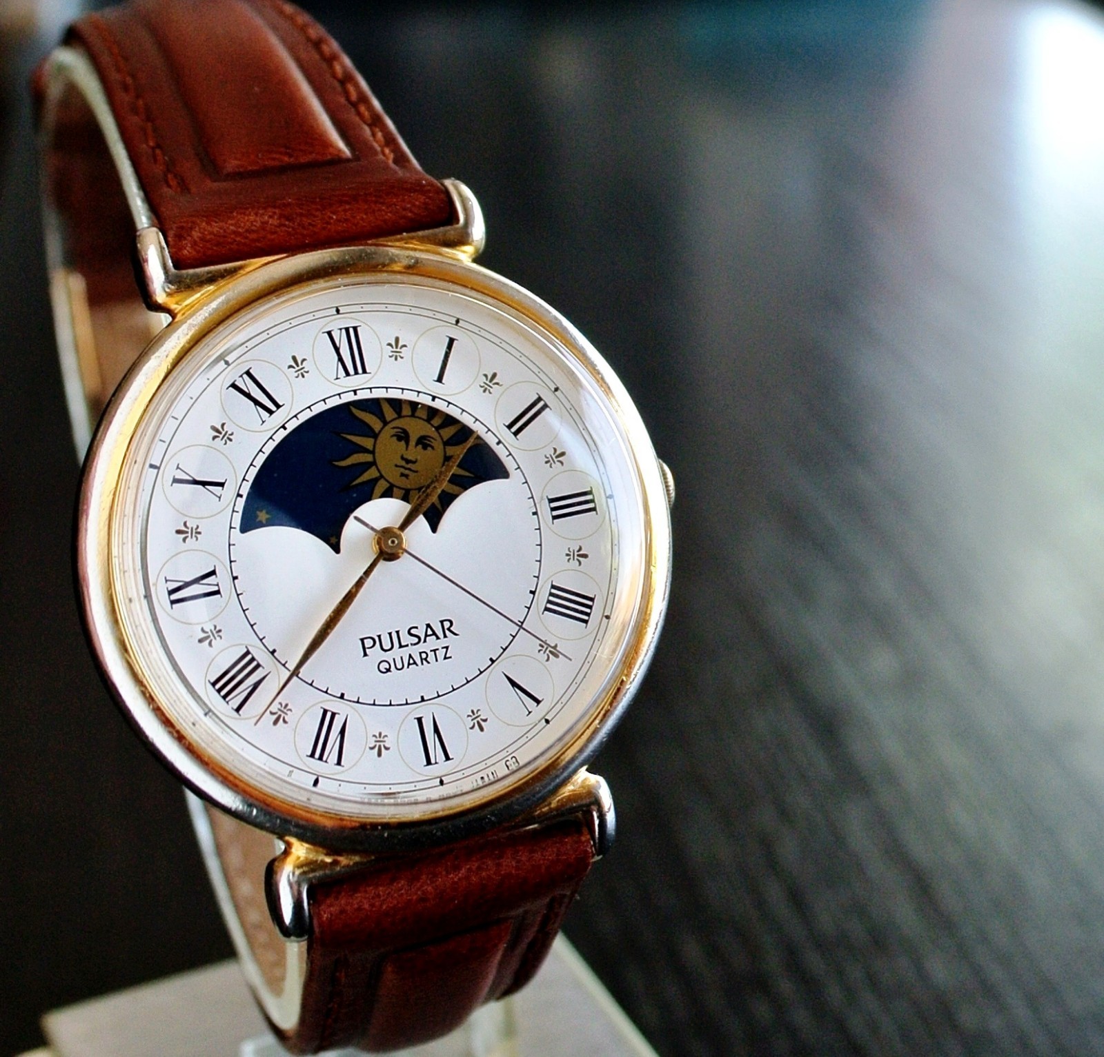 VINTAGE PULSAR SEIKO ELEGANT MOON PHASE QUARTZ MEN’S GOLDEN LEATHER DRESS WATCH