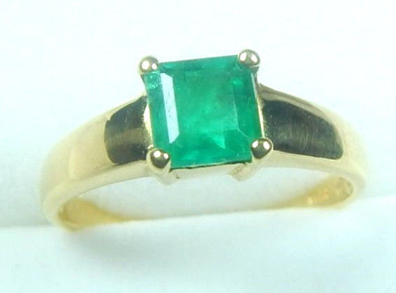 Colombian Emerald 0.96 Cts 18K Yellow Gold Size 6.75 Fine Jewels Muzo Mines
