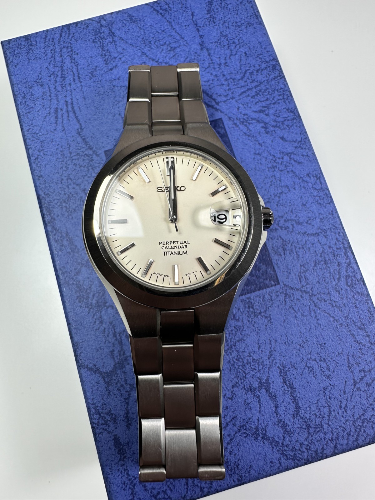 NEW SEIKO 8F32 0220 Perpetual Calendar Quartz Titanium Watch Mens Vintage