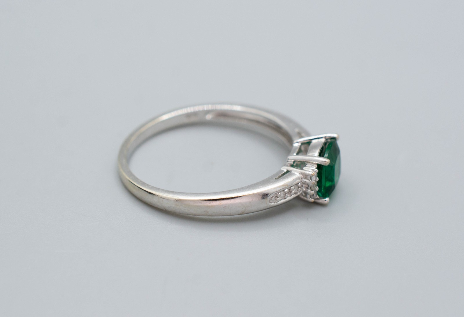 (MA4) 10K White Gold Stone & Diamond Ring .10 ctw 2.4 Grams Size 8.75