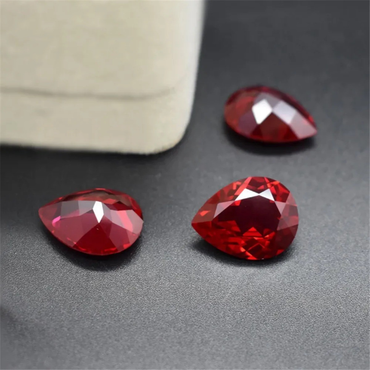 Blood-red Pear Shaped Faceted Ruby Teardrop Cut Ruby Gem Mohs Hardness 9
