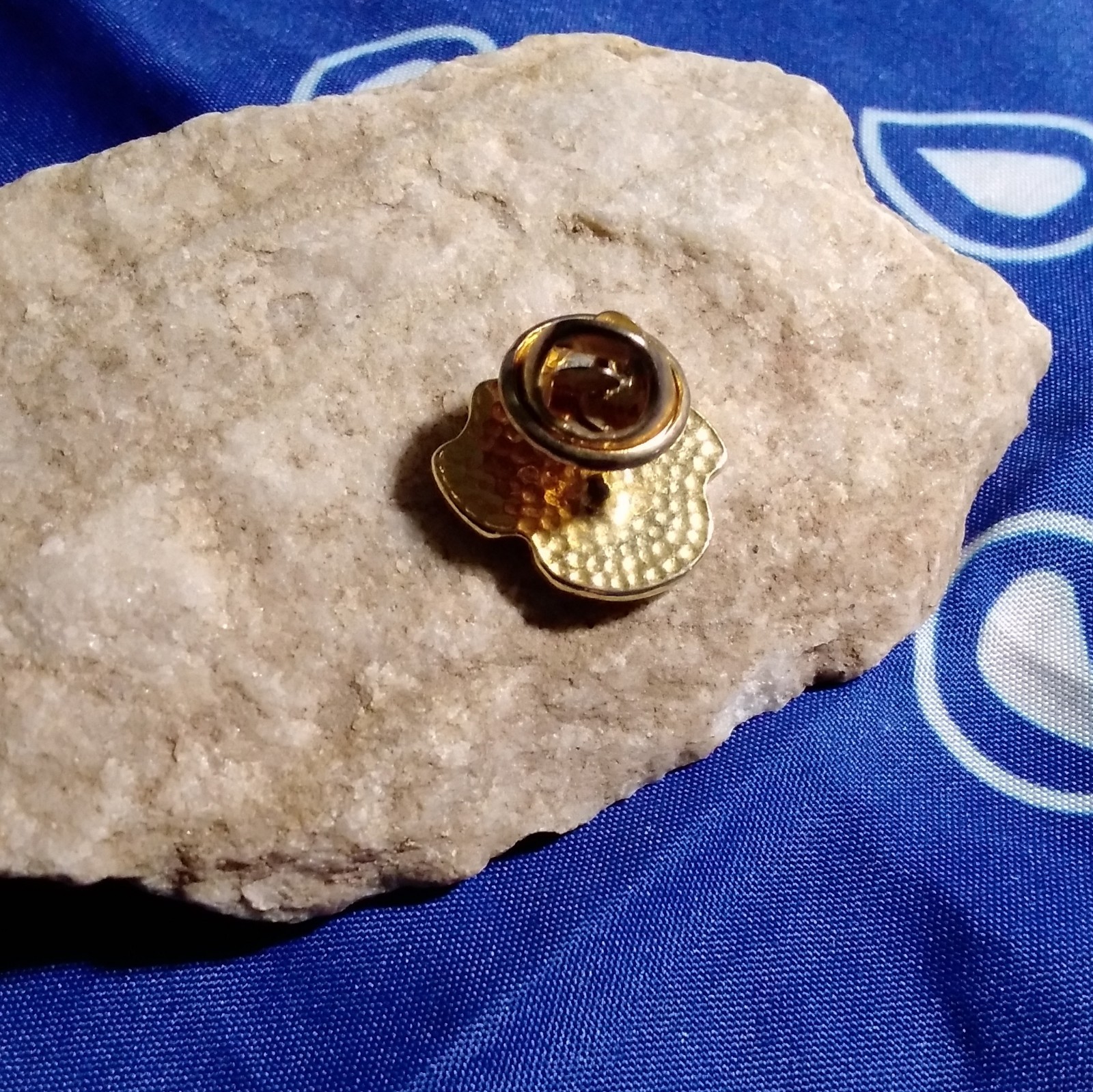 Gold Tone Paw Print Clutch Back Lapel Pin – Metal Animals & Insects Theme