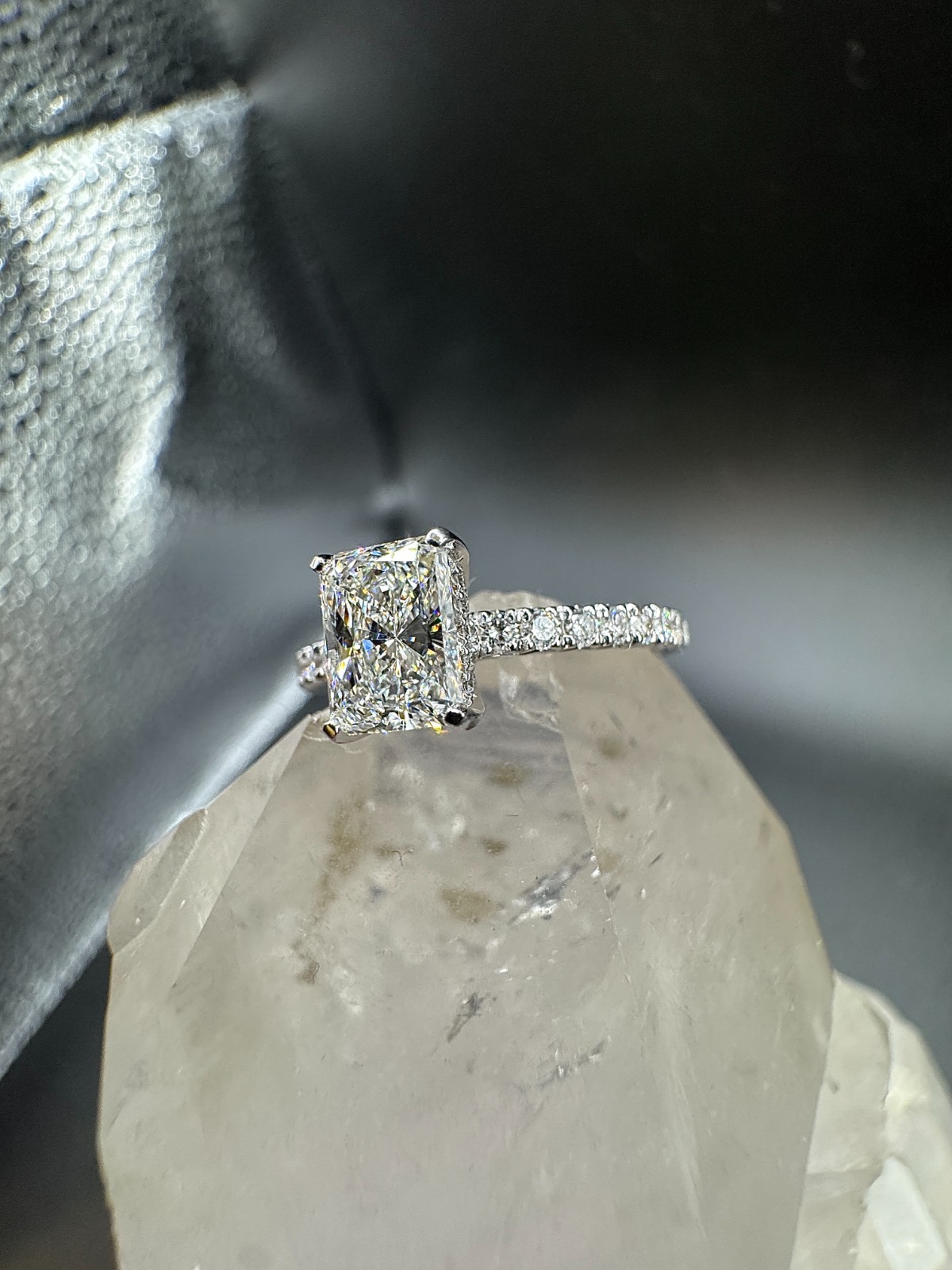 750 Engagement Solitaire Ring in 18K White Gold with Radiant Brilliant & Pavé Trim