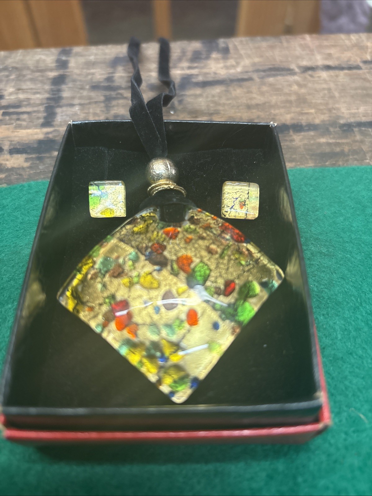 VETRO DI MURANO MADE IN ITALY GLASS SQUARE PENDANT AND EARRING SET SUEDE BAND