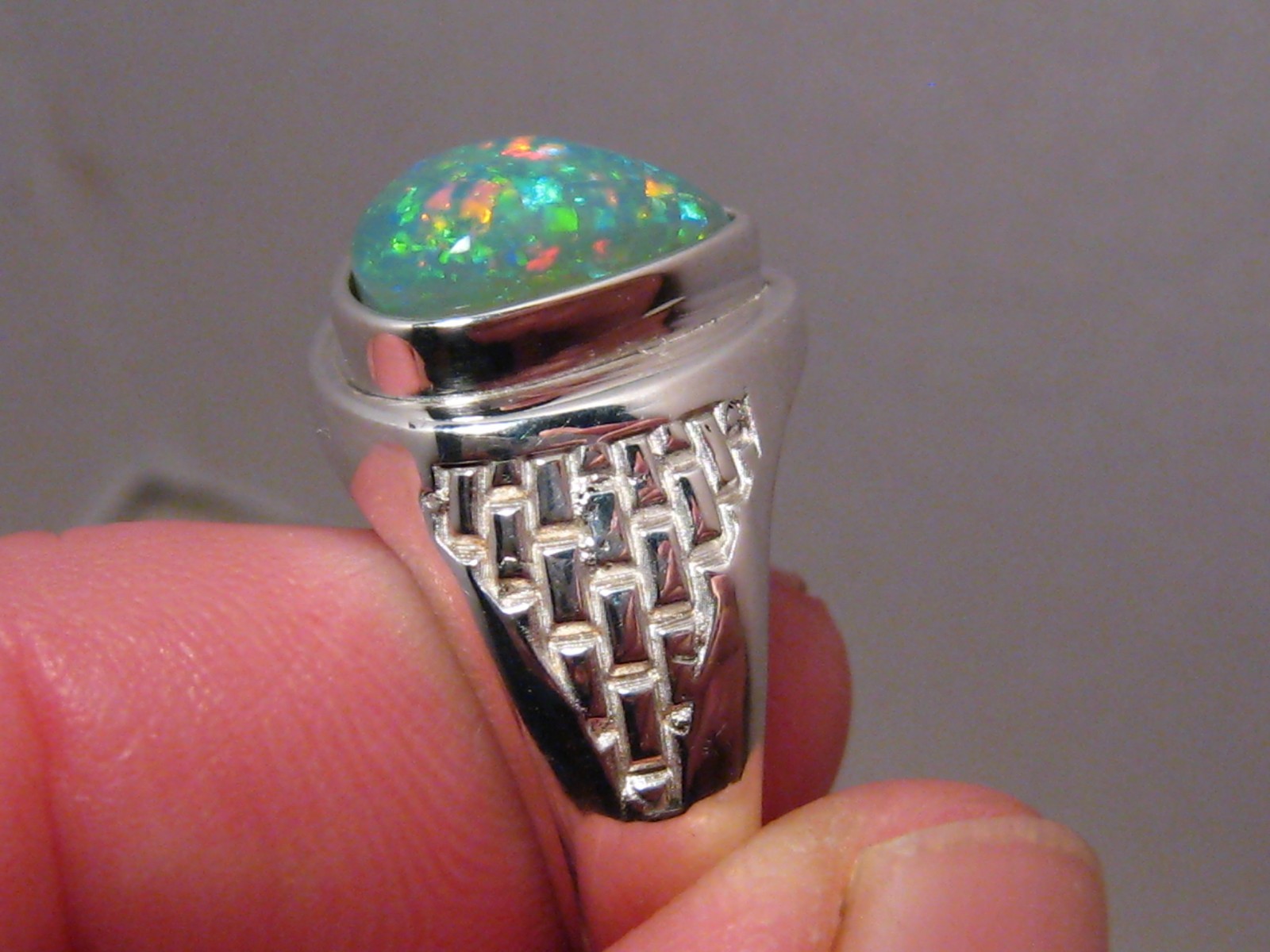 3.2 ct. Welo Opal Men’s Ring , 6.5 grams of Sterling Silver , Brightness 5+
