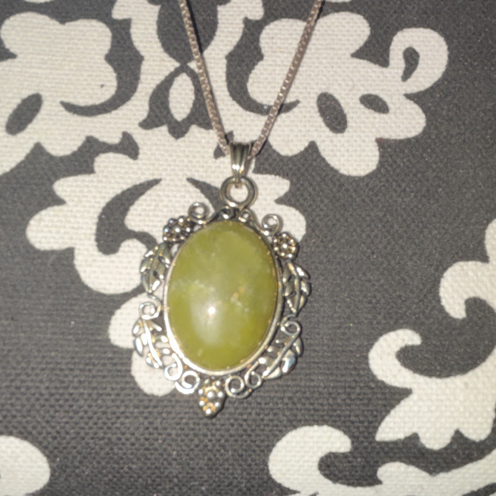 Silver Tone Metal Chain Necklace w/ Oval Green Cabochon Stone Pendant 1 Gem