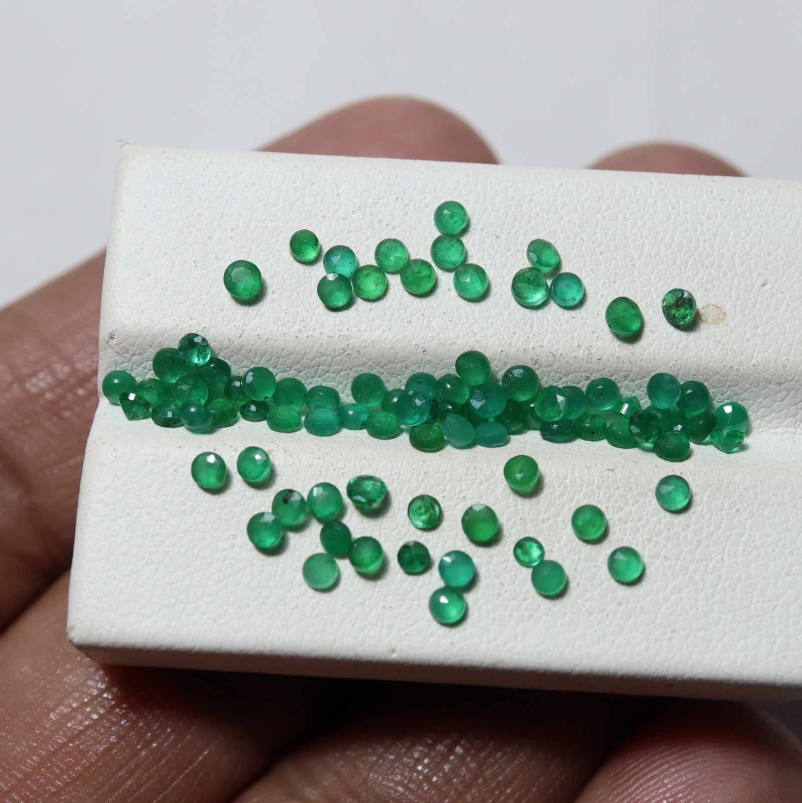 2 To 2.5 MM Natural Green Emerald Faceted Round Gemstones 88 Pcs Lot 6.4 Cts
