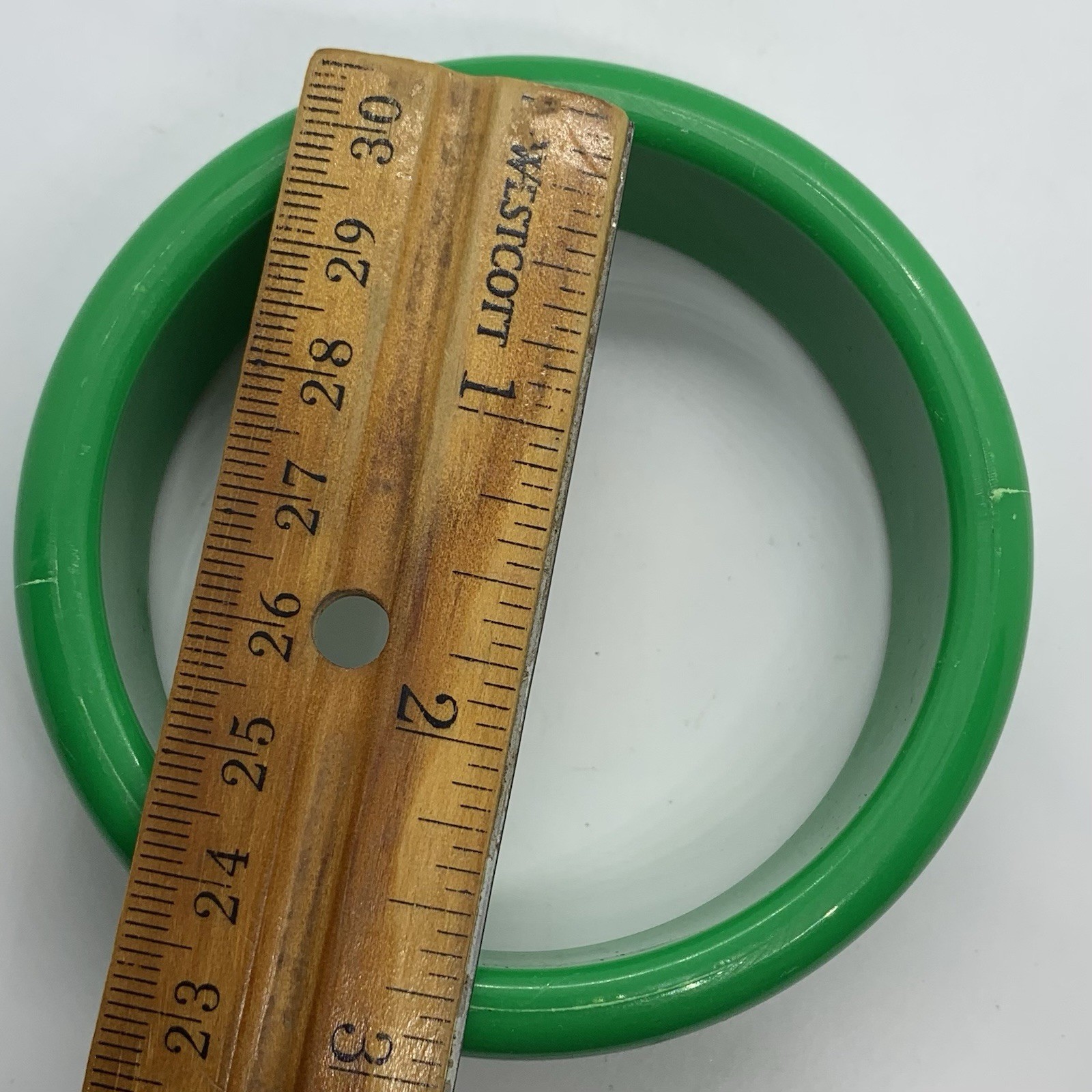 Vtg Kelly Green Lucite Solid Chunky Bangle Bracelet Round 8.5” Length 7/8” Wide