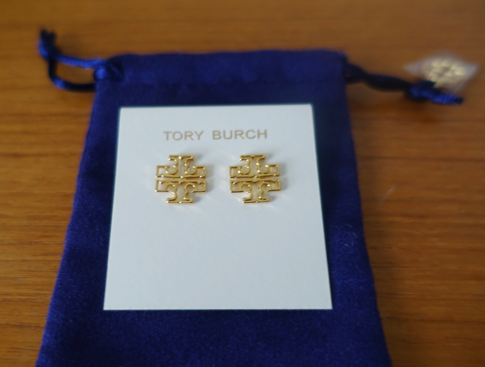 TORY BURCH BRITTEN MINI ‘T’ LOGO EARRINGS IN GOLD. NEW