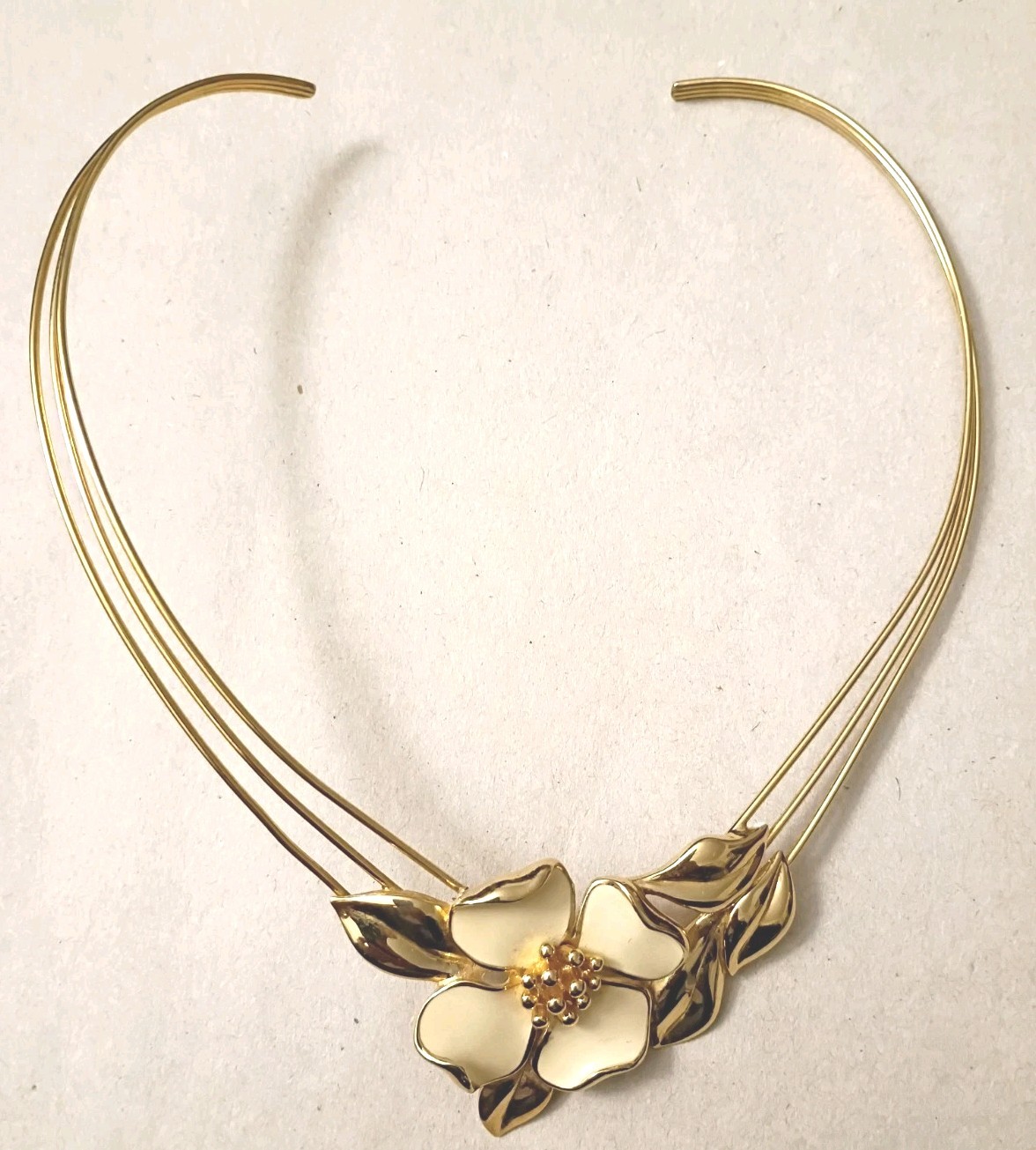 Vintage TRIFARI DOGWOOD FLOWER Choker Necklace Off White/ Cream Enamel Gold Tone