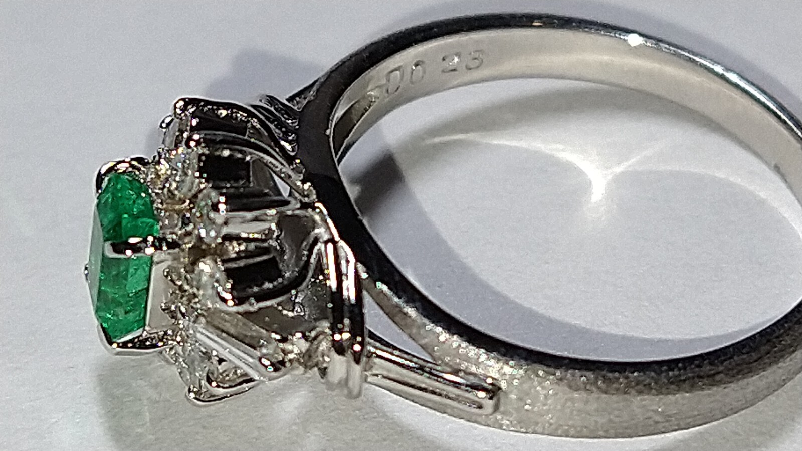 Solid platinum 0.57 carat natural emerald diamond ring 4.05 grams sz 4.75 pt900
