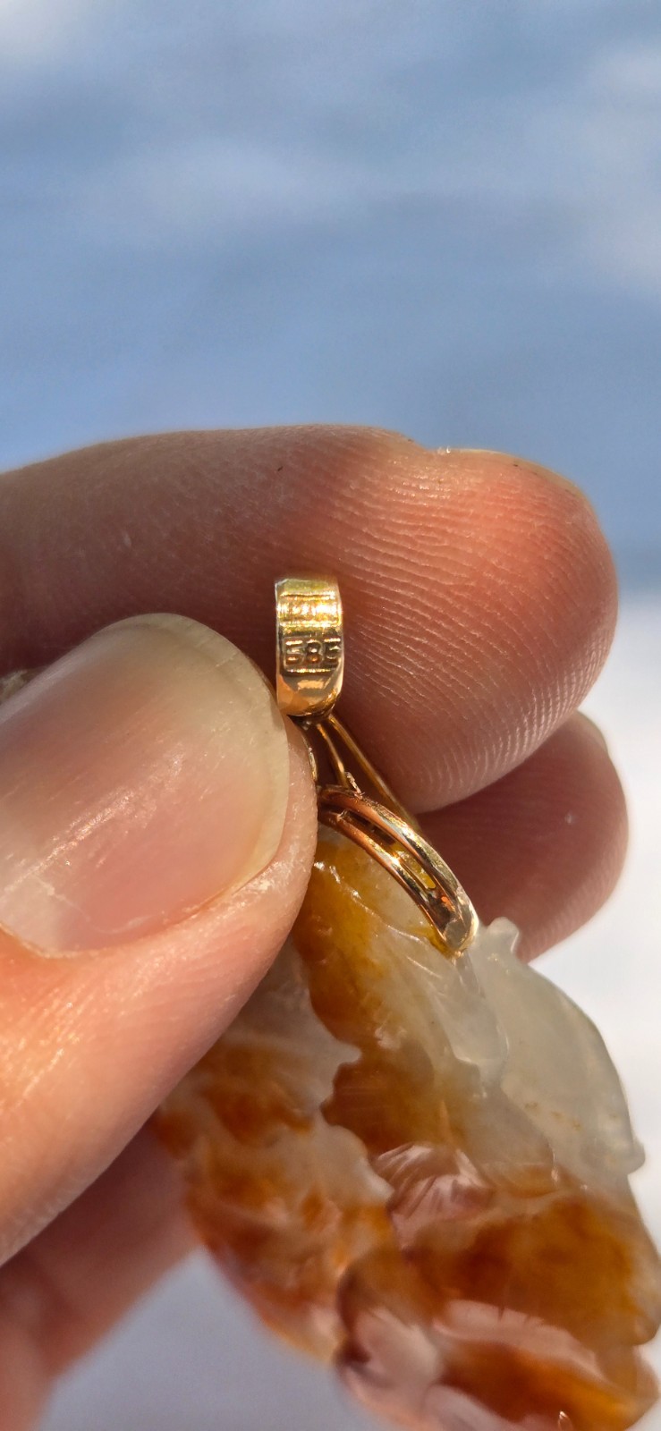 Vtg 14k Gold 13.56 Gr Carved Orange to White Semi Jade Koi Fish Lily Pad Pendant
