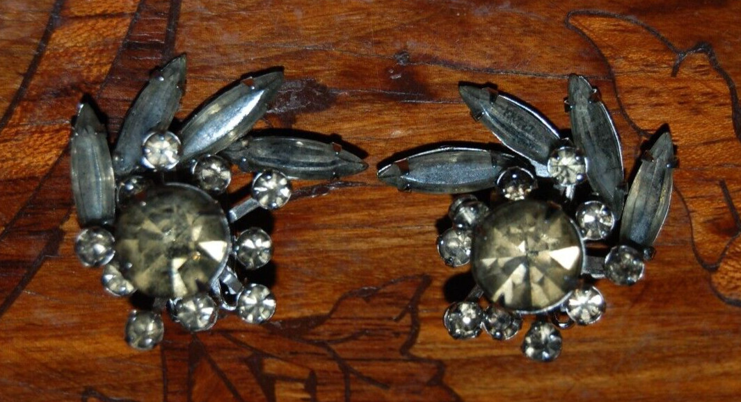 ELEGANT VTG MCM COUTURE GRAY SMOKE CRYSTALS OVAL FAN FLOWER SPRAY CLIP EARRINGS