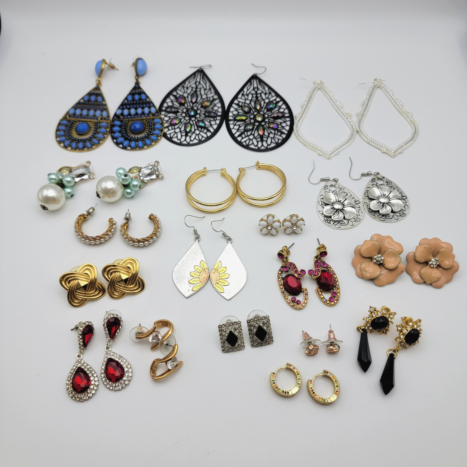 Fashion Earrings LOT 18-Pairs Style For Every Occasion Mixed Materials Mix Metal