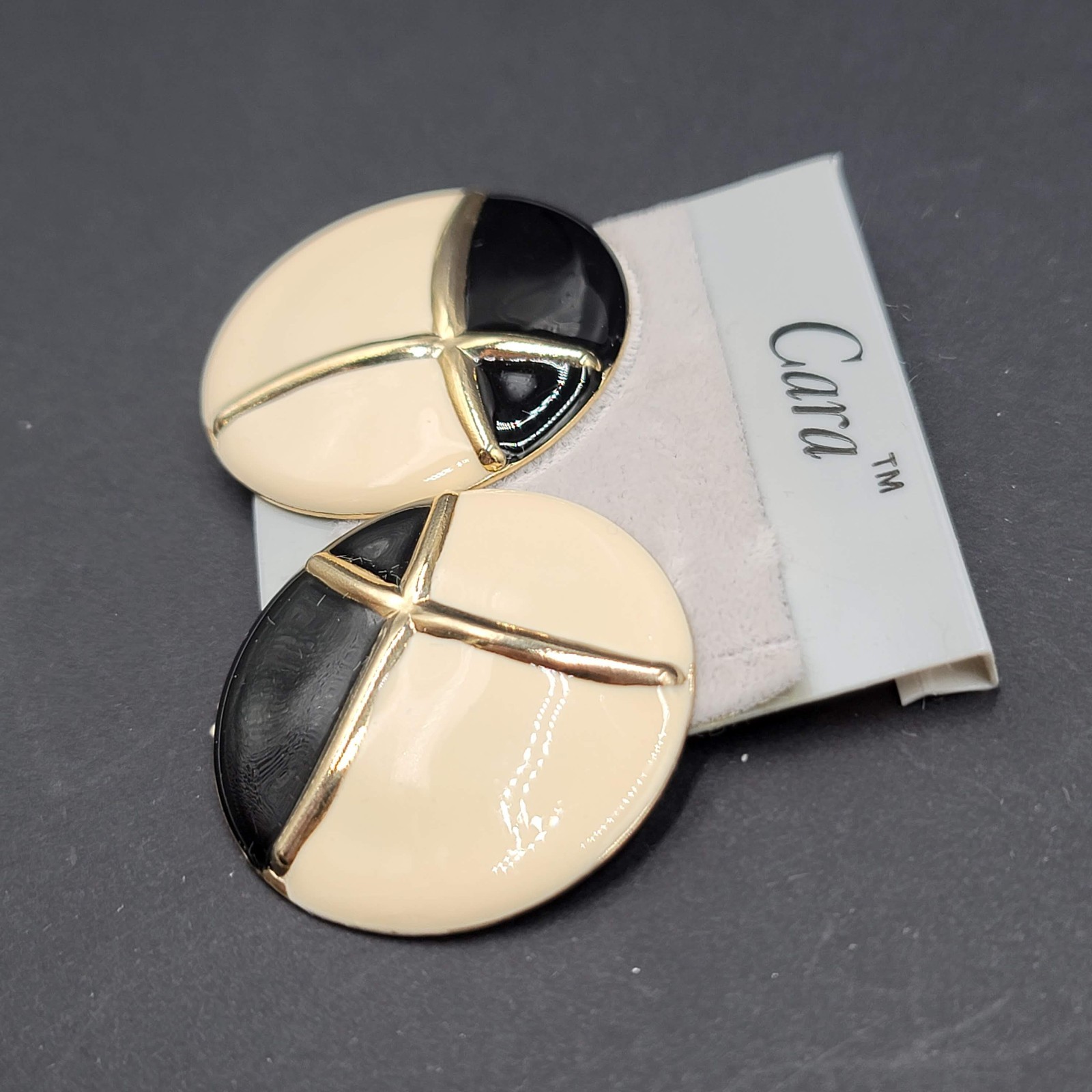 Vintage Black Cream Enamel Disc Cara Clip on Earrings NOS Prop 1.5 in