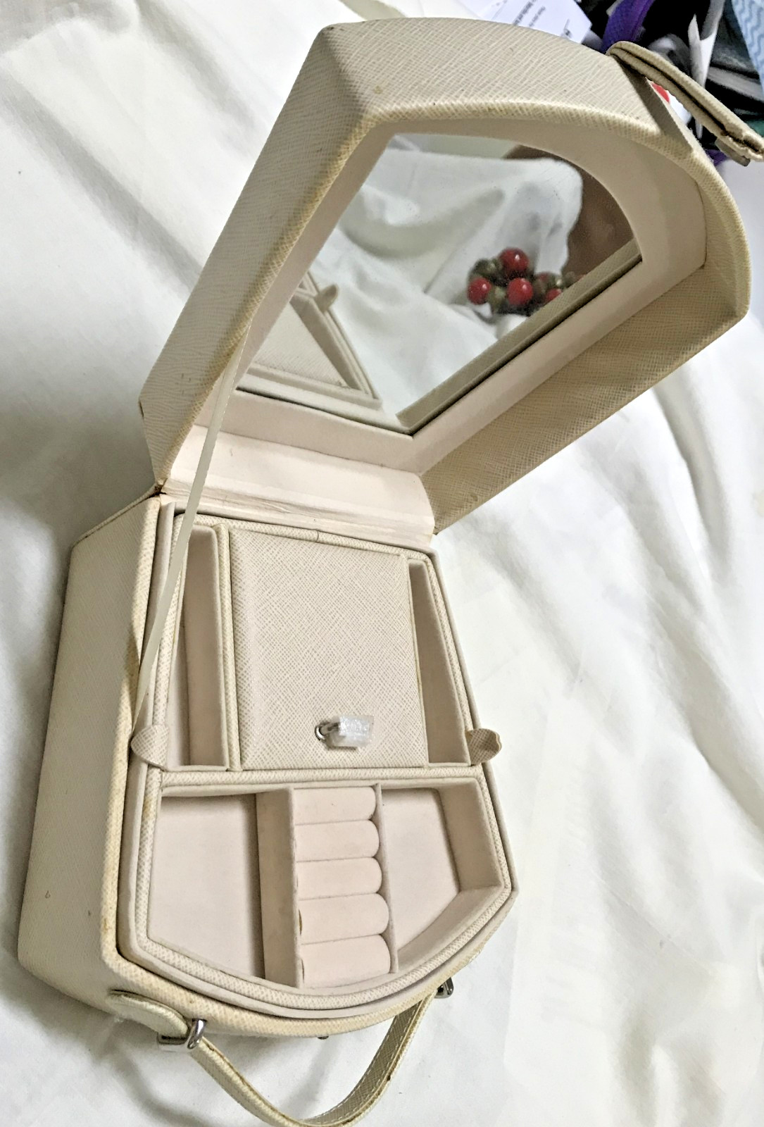 VINTAGE COMPACT JEWELLERY CARRY CASE