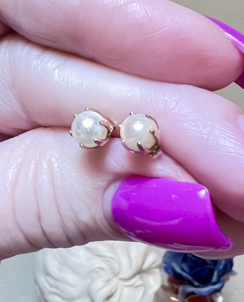 LOVELY Vintage 14 Kt. Yellow Gold Lustrous White Round Pearl Stud Earrings