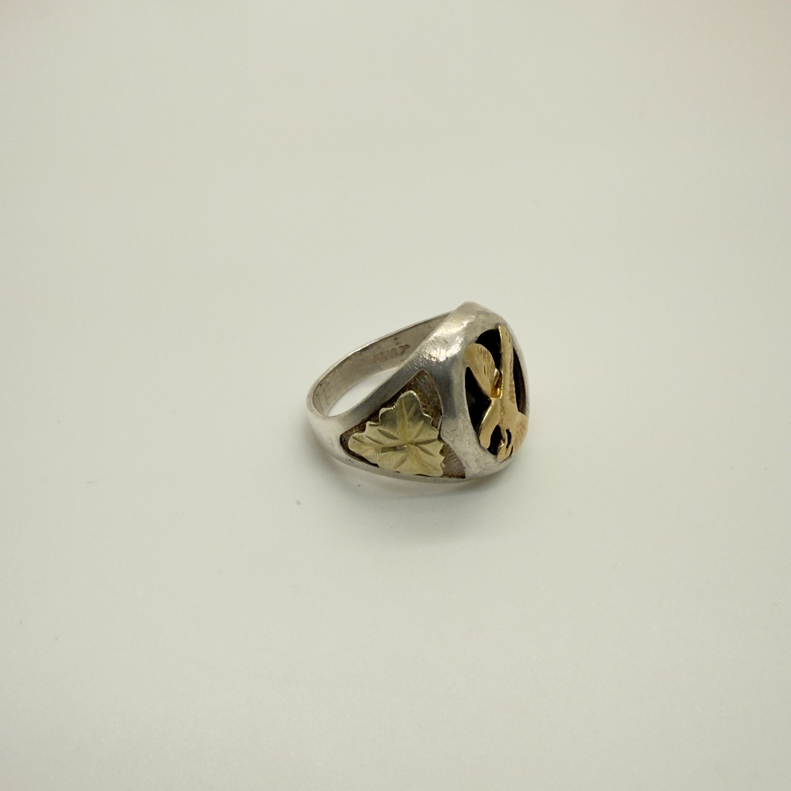 Landstrom’s 12K Black Hills Gold Sterling Silver Men’s Eagle Onyx Ring Size 9.5