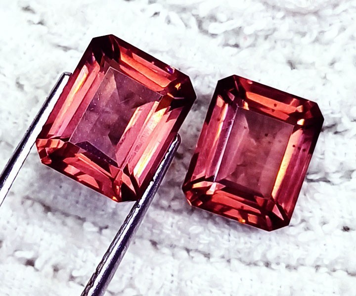 18 Ct Natural Rhodolite Loose gemstone Certified Emerald Pair H261