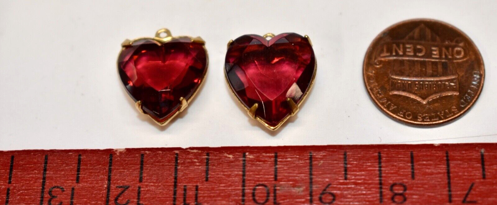 VINTAGE DARK PINK GLASS HEARTS BEAD PENDANTS in BRASS 15mm HEARTS