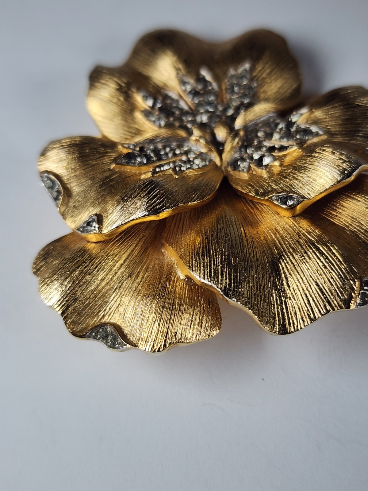 ELEGANT ALFRED PHILIPPE CROWN TRIFARI PAVE’ TRIFANIUM PANSY FLORAL BROOCH TG1