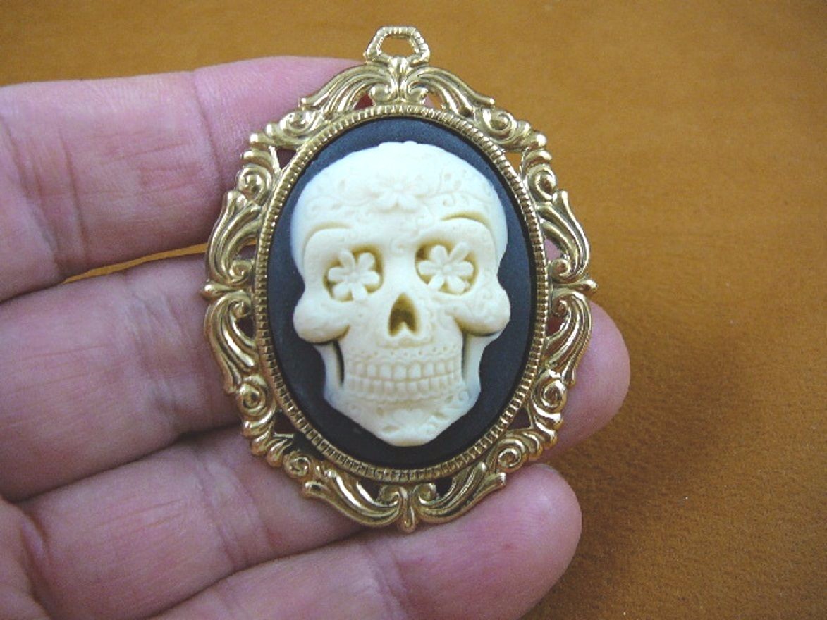 (CM180-2) Day of the Dead sugar Skull white + black CAMEO Pin Pendant brooch