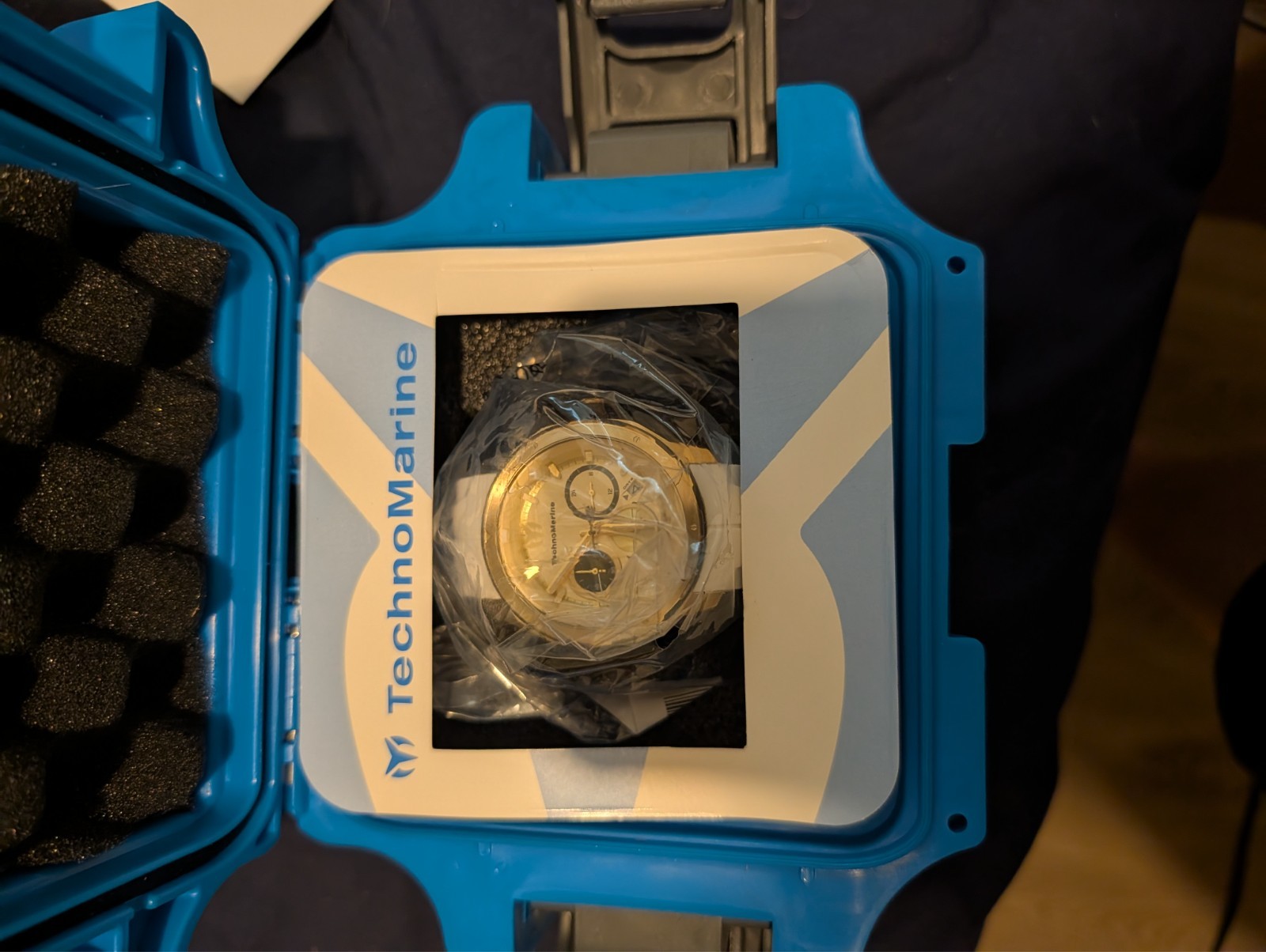 TechnoMarine TM-318101 Men’s Ocean Nomad 43mm Silicone Band Watch