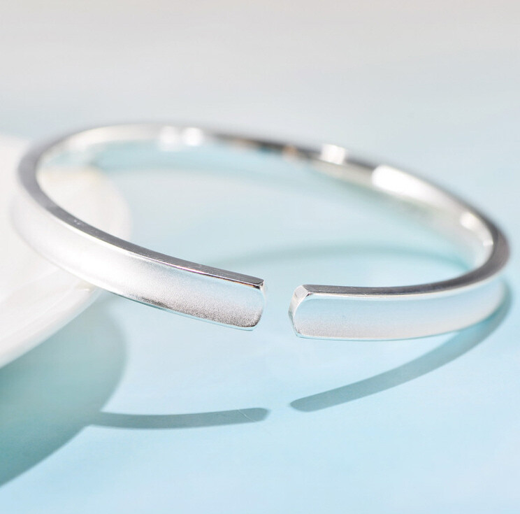 I01 Bangle Concave Domed Feather Fine Silver Silver 999
