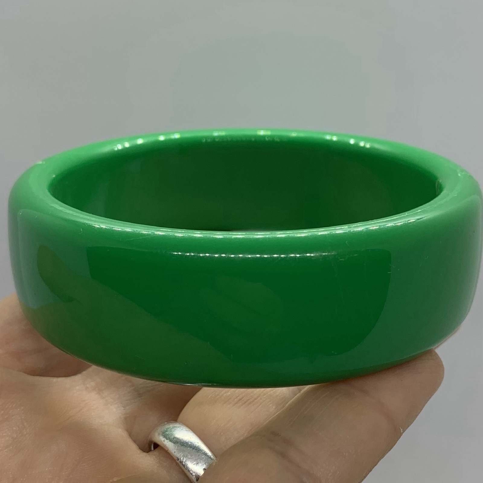Vtg Kelly Green Lucite Solid Chunky Bangle Bracelet Round 8.5” Length 7/8” Wide