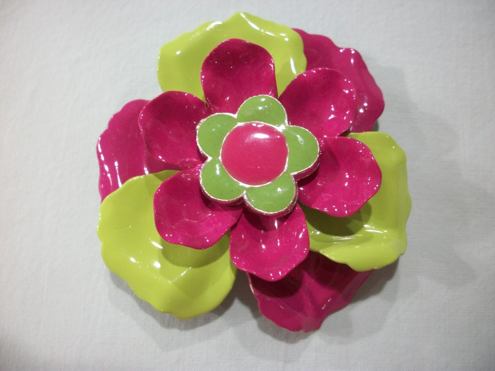 ViNTaGE MeTaL ENaMeL**HOT PINK/FUCHSIA/LIME GREEN**(FLoWeR PoWeR) BRooCH (READ)