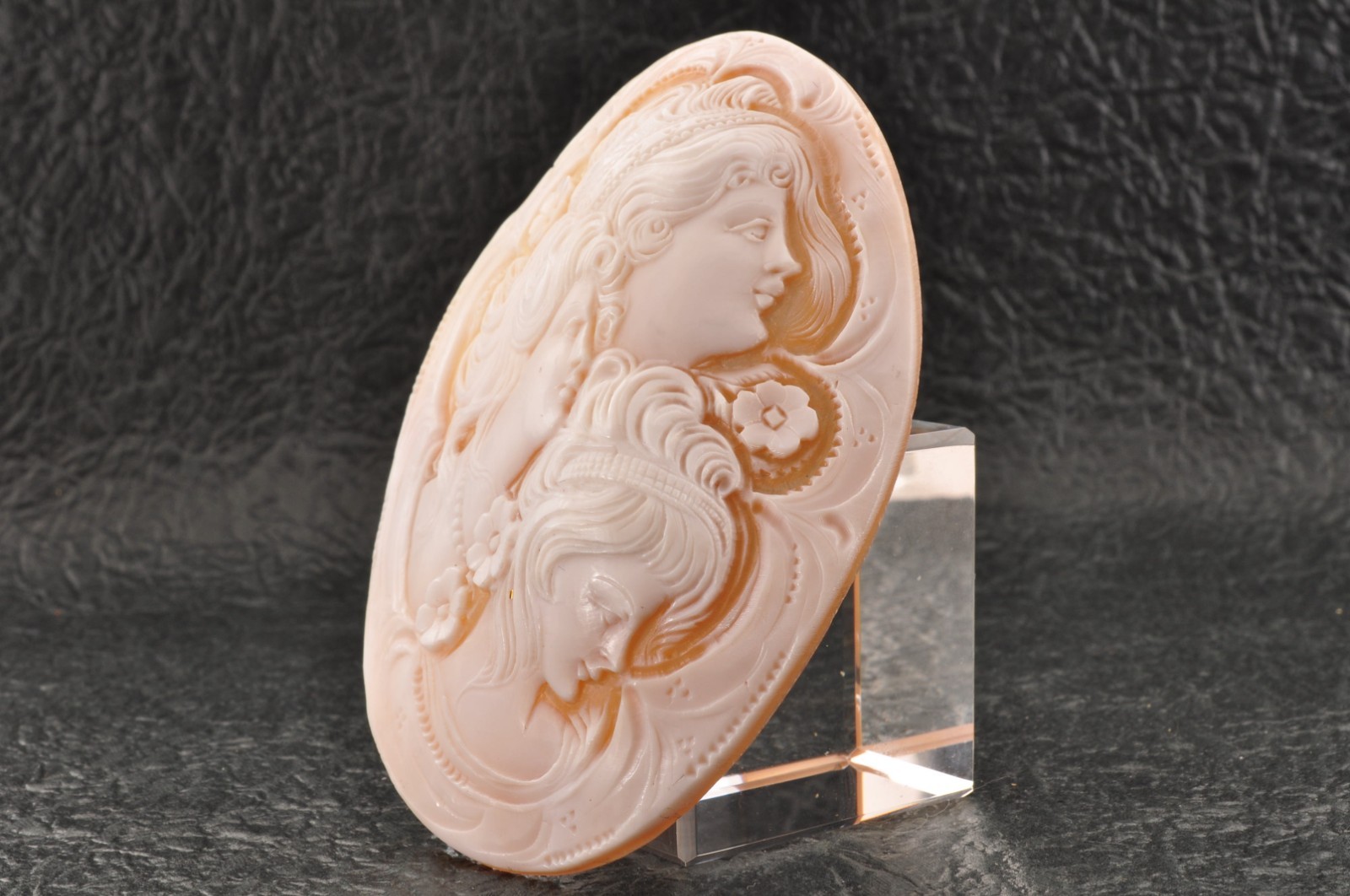 Vintage Large oval shell cameo carved “Three Girls” (155ct) sign by artist case