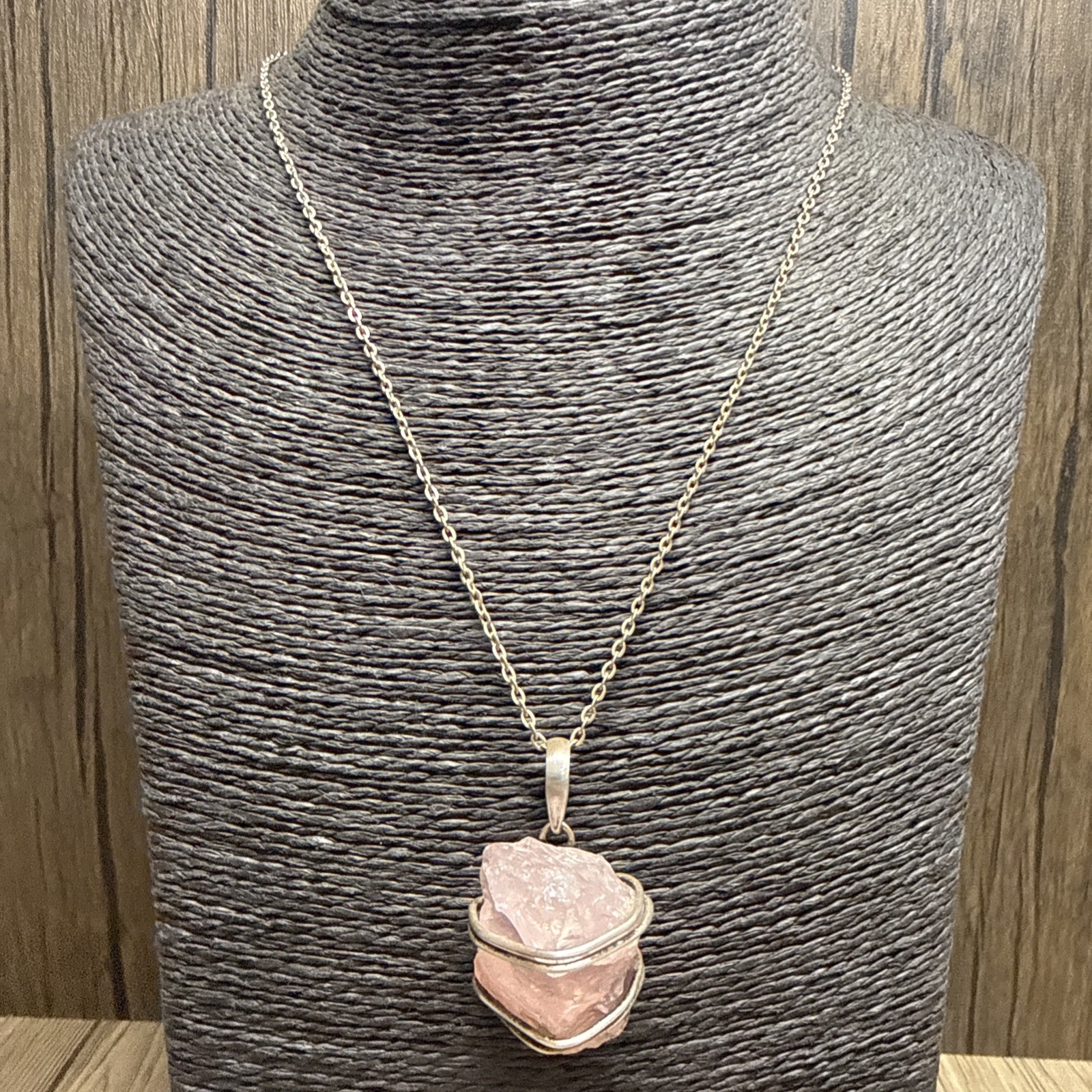 RETRO Rose Quartz Pendant Necklace Silver Tone Chain 46cm/18″ Nugget Wire Wrap