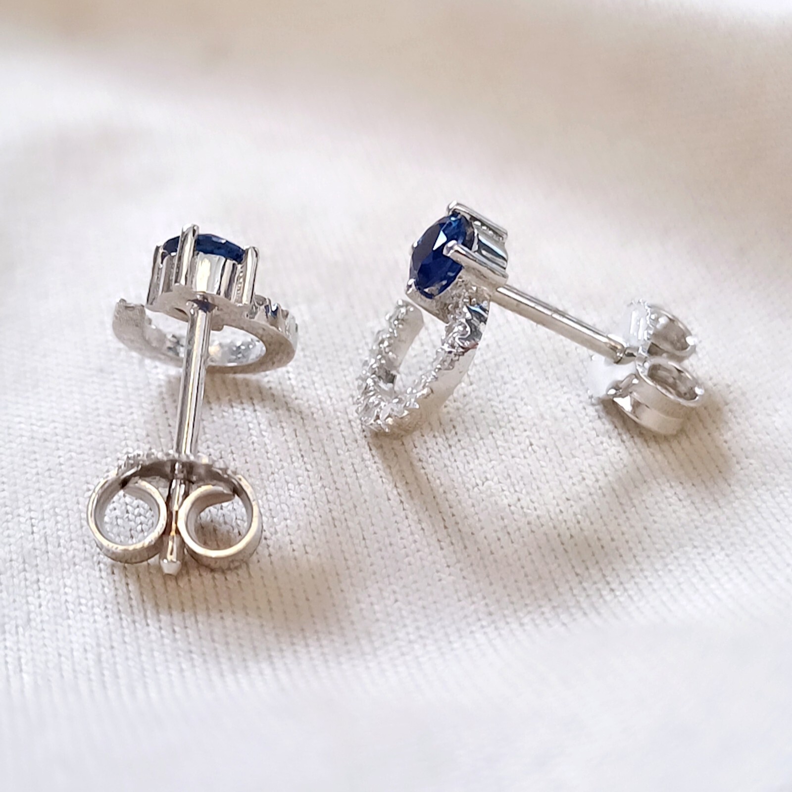 Orecchini cerchio a lobo con Zaffiro Blu e Diamanti naturali in Oro bianco 18 kt