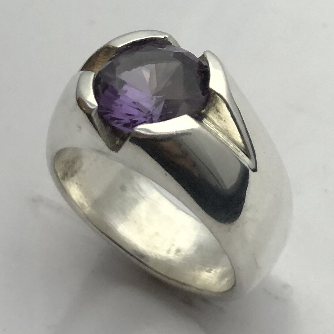 MJG STERLING SILVER MEN’S RING. V GROOVE. 10MM LAB ALEXANDRITE. SIZE 10