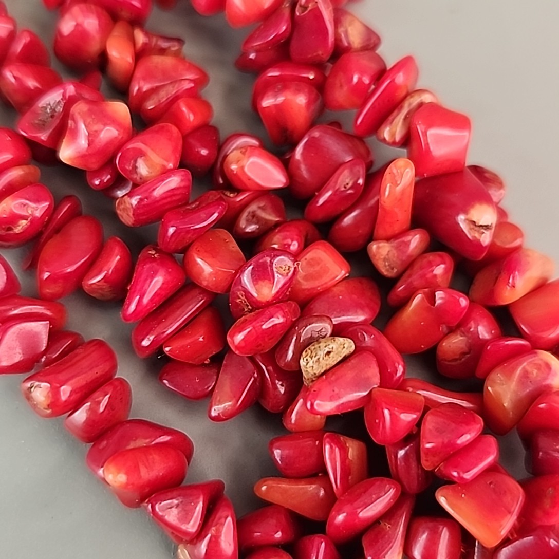 Coral Beaded Necklace Three Layered Dyed Mother of Pearl Flower Pendant Red 18″