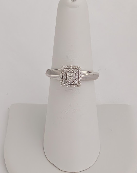 Keepsake Brand Diamond Ring 10K Gold 3.2 Grams Retail $1399 Make me An Offer!