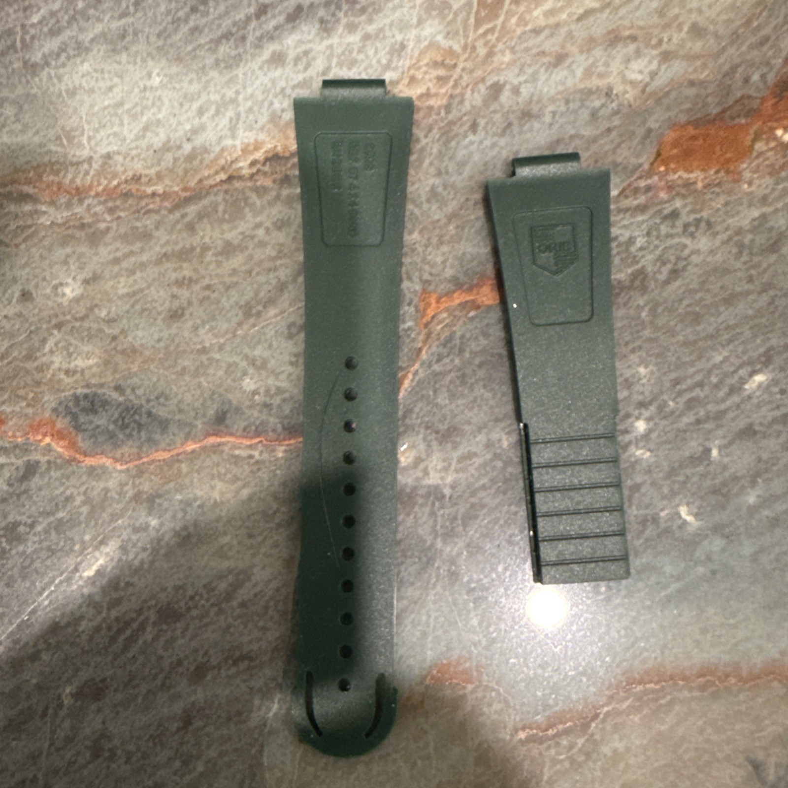43.5mm Case Aquis Date 7790 23mm Green Rubber Watch Strap For Oris