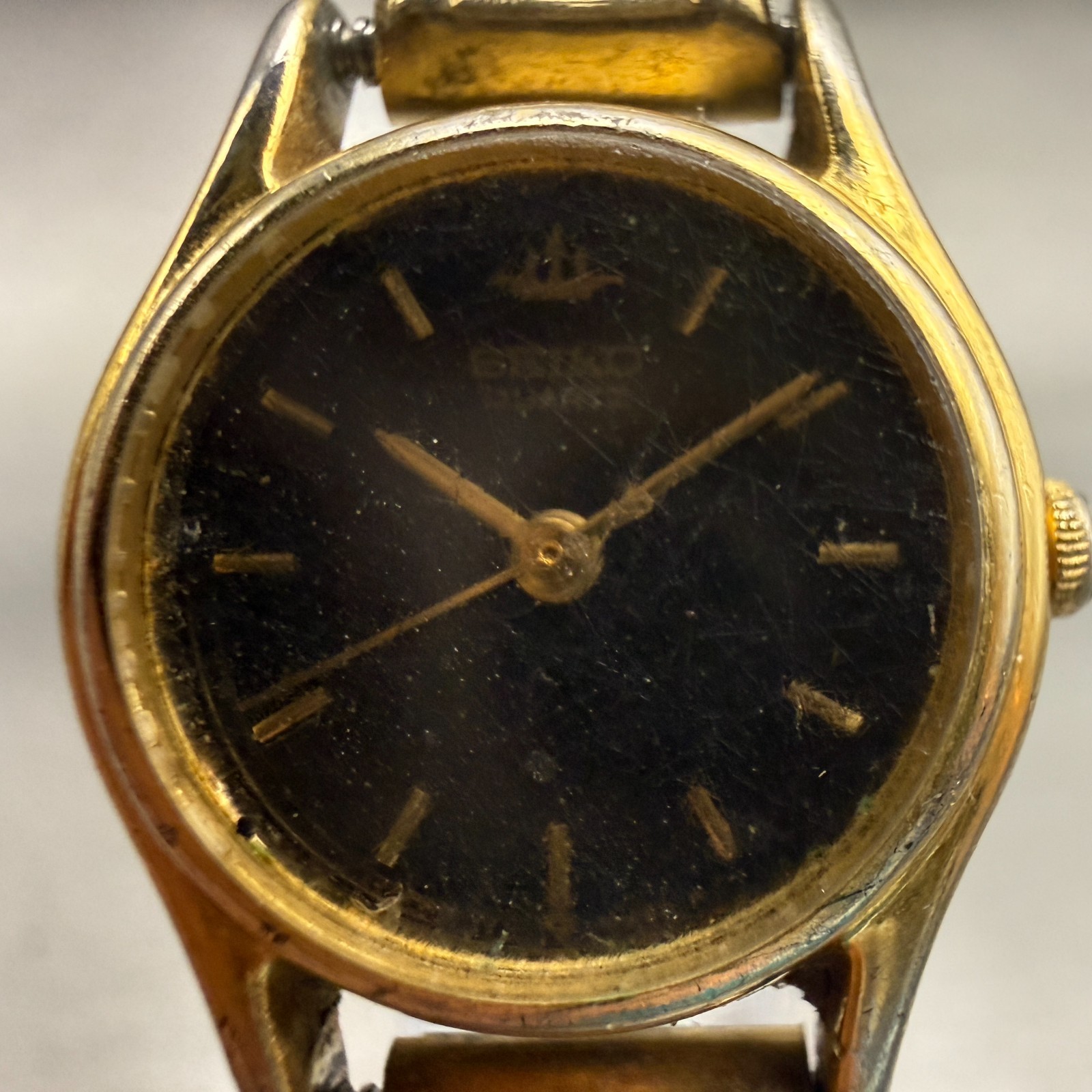 Seiko Watch Women 20mm Black Dial Gold Tone Round 2Y01-0A10 New Battery Vintage