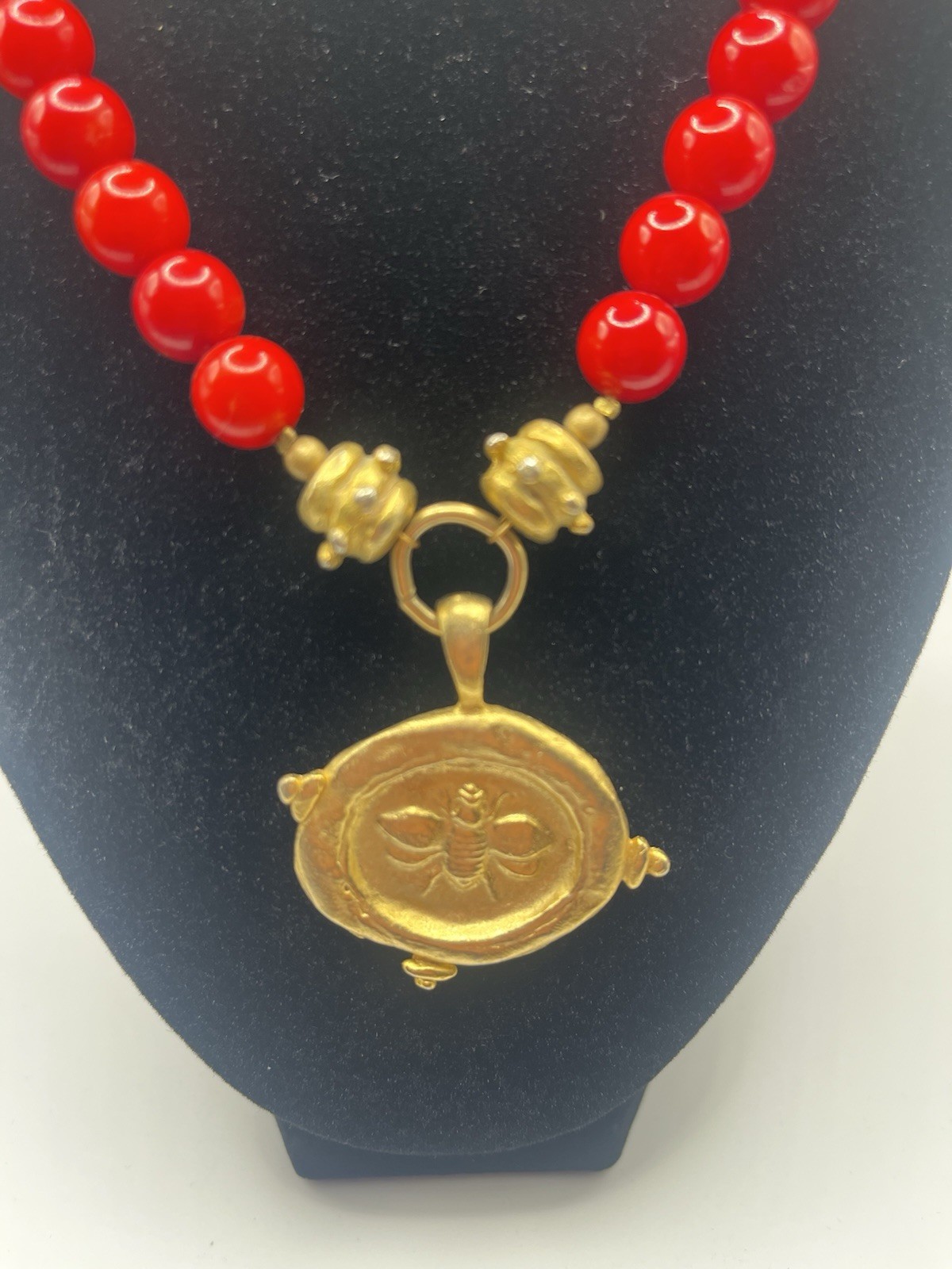 Susan Shaw Bee Medallion Red Glass Bead Necklace Gold Tone Statement 16-21”