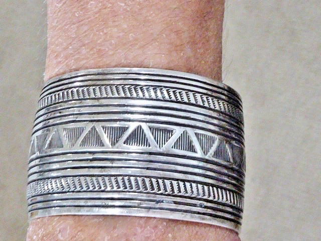VINTAGE AMAZING NATIVE AMERICAN NAVAJO STAMPED DESIGN WIDE 1 5/8″ 925 BRACELET