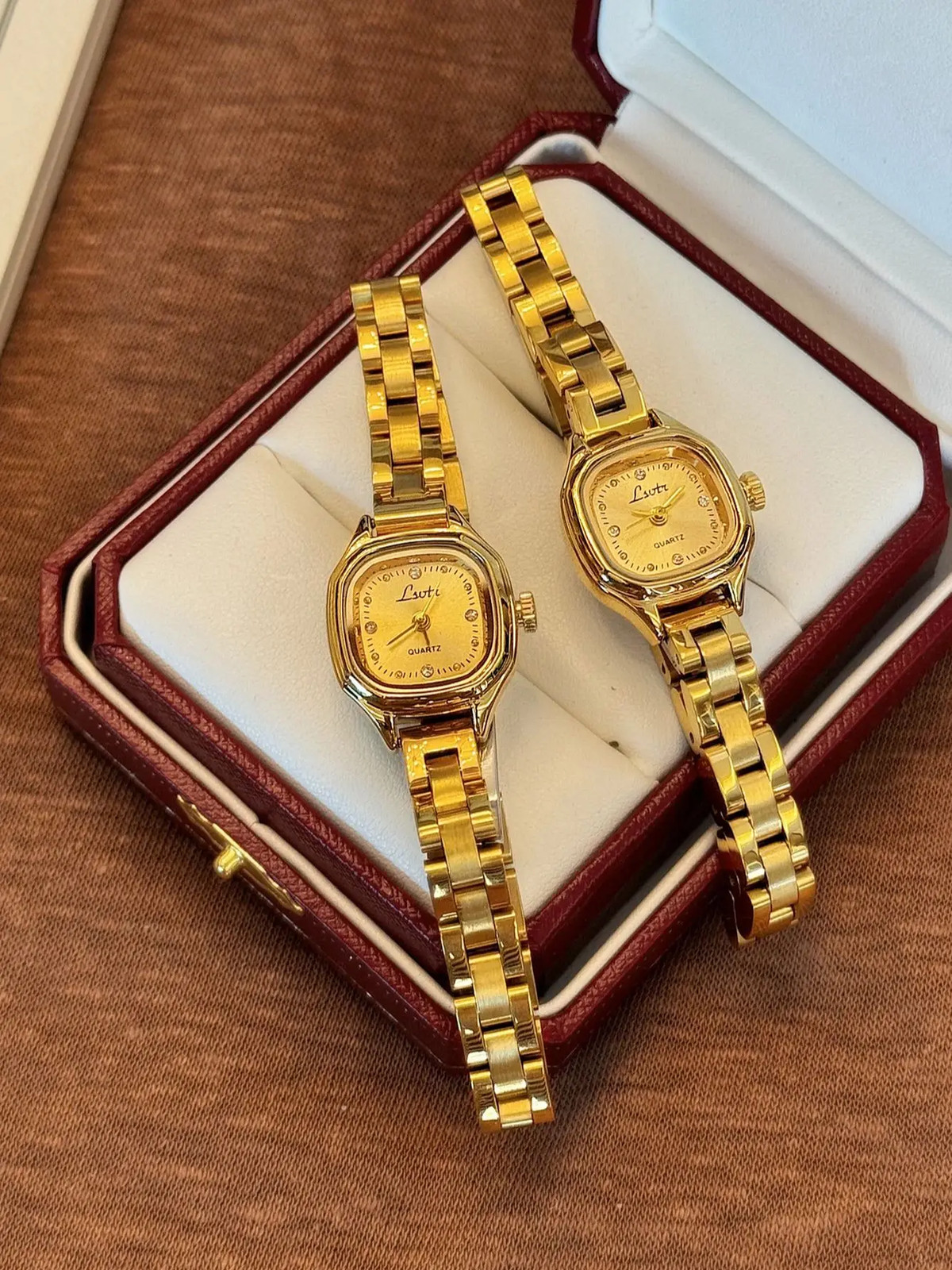 1pc New Mini, small and exquisite Vintage Golden Square-Dial Women’s Watch