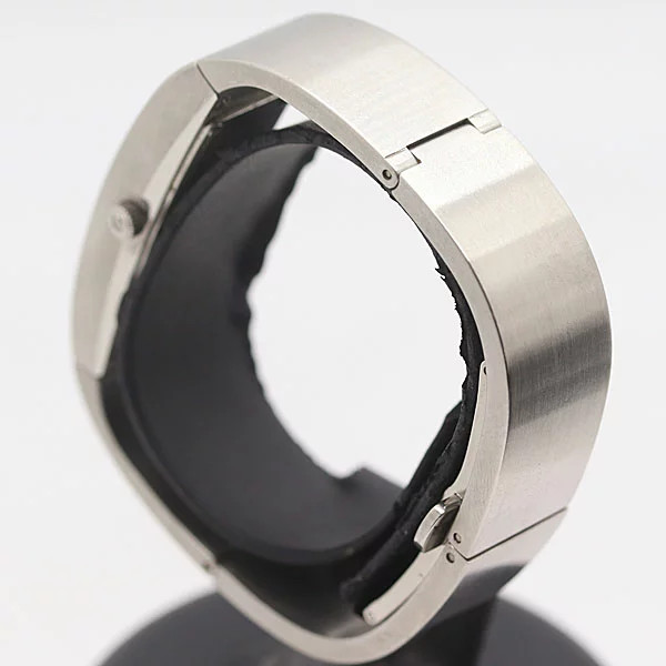 Gucci 2400S 0025991 Quartz Silver Dial Women’s Watch Used