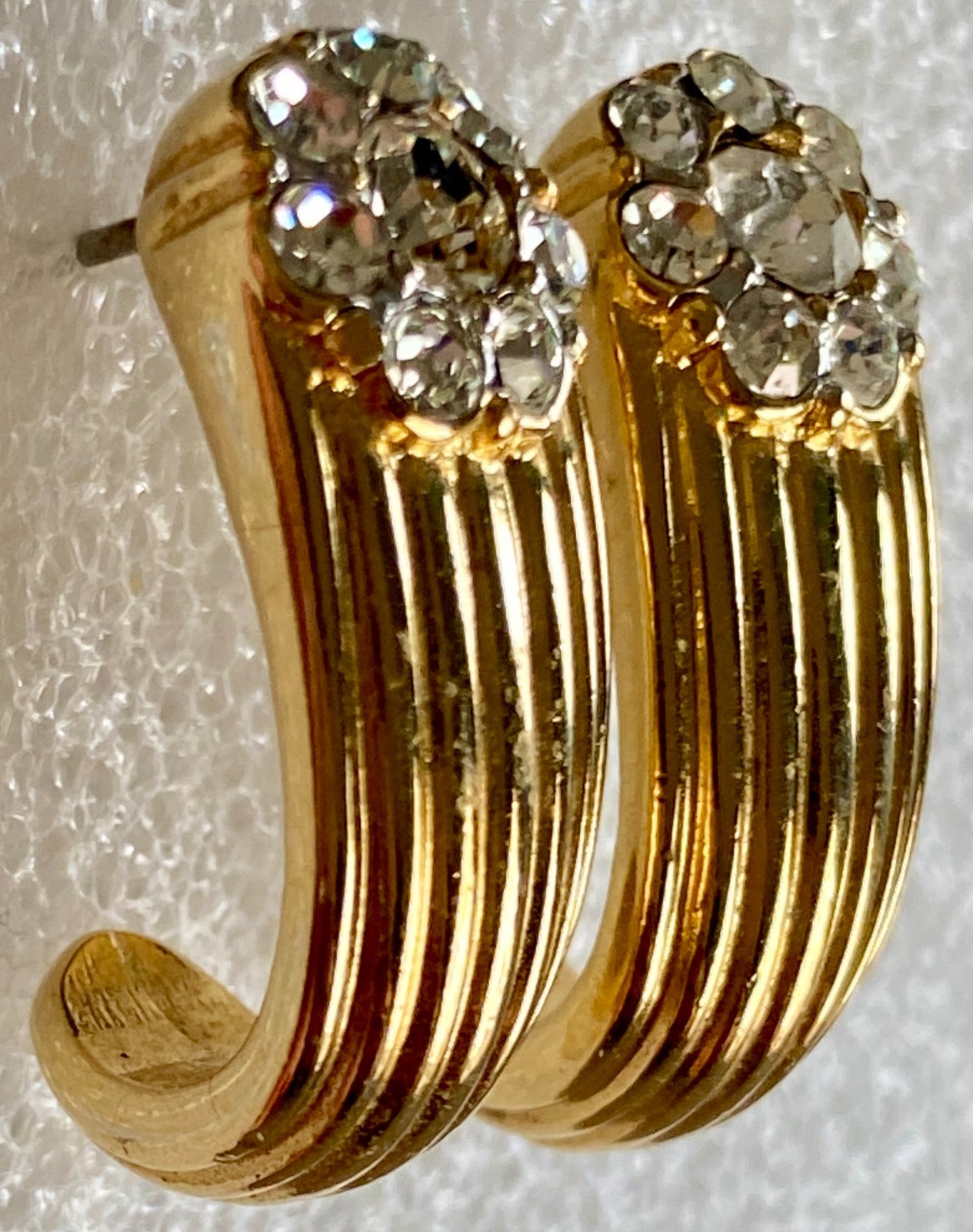 Vintage Trifari Gold Tone Ribbed C-Hoop Pierced Earrings Clear Rhinestone Accent