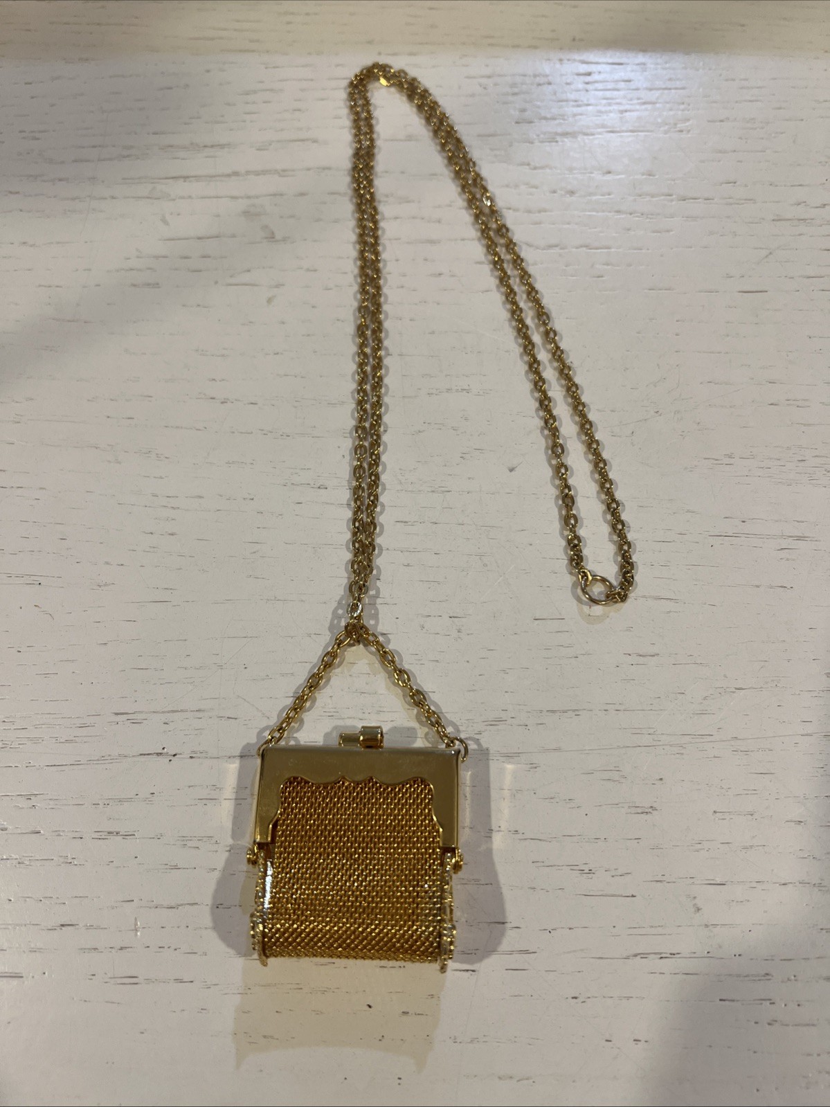 Vintage 1970s Fishe Originals Goldtone Mesh Disco Bag Kiss Clasp Necklace