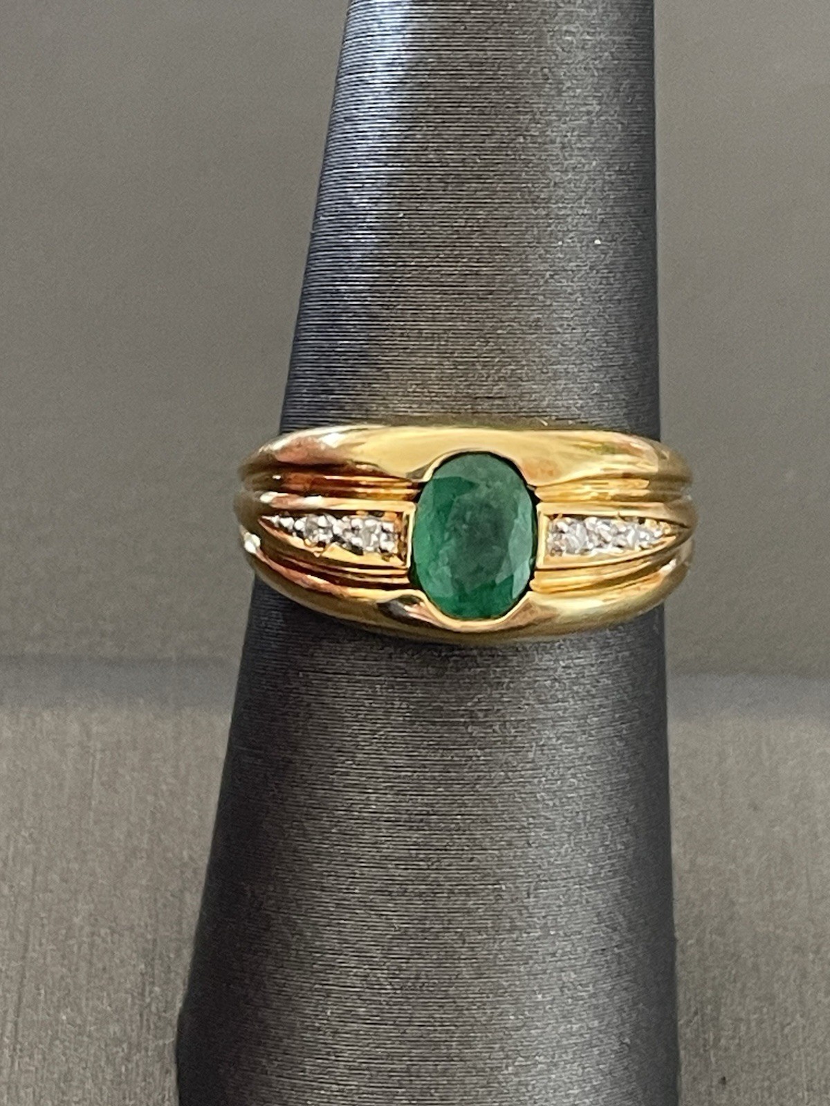 18KT Yellow Gold 0.60CT Emerald & 0.04CTW Diamond Ring. Size 7(K10)
